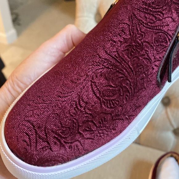 Volatile Women's NWT Burgundy Velvet Slip On Loafers - Size 7 - Picture 9 of 16